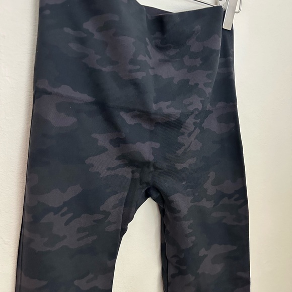SPANX camo leggings size medium - Picture 3 of 6